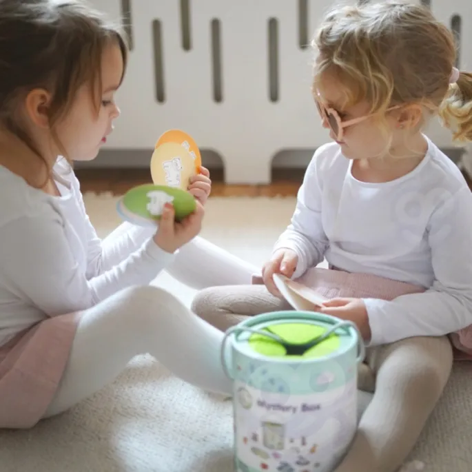 Pudełko z figurkami do dotyku i dopasowania