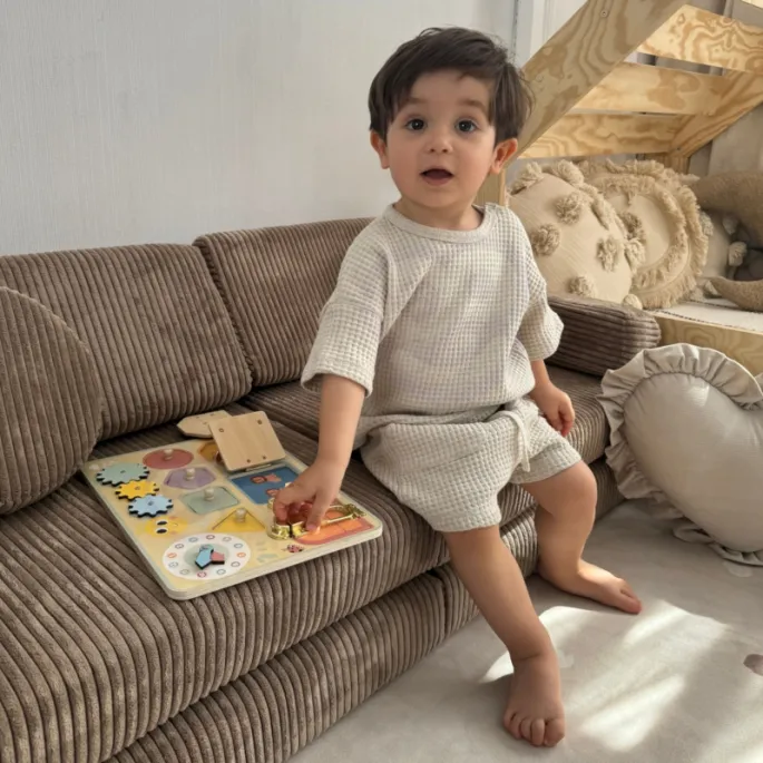 Zegar z ruchomymi wskazówkami i zamkami w drewnianej tablicy