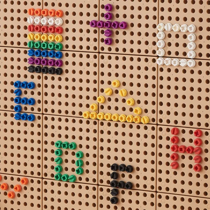 Śrubki do wkręcania w drewnianą tablicę edukacyjną