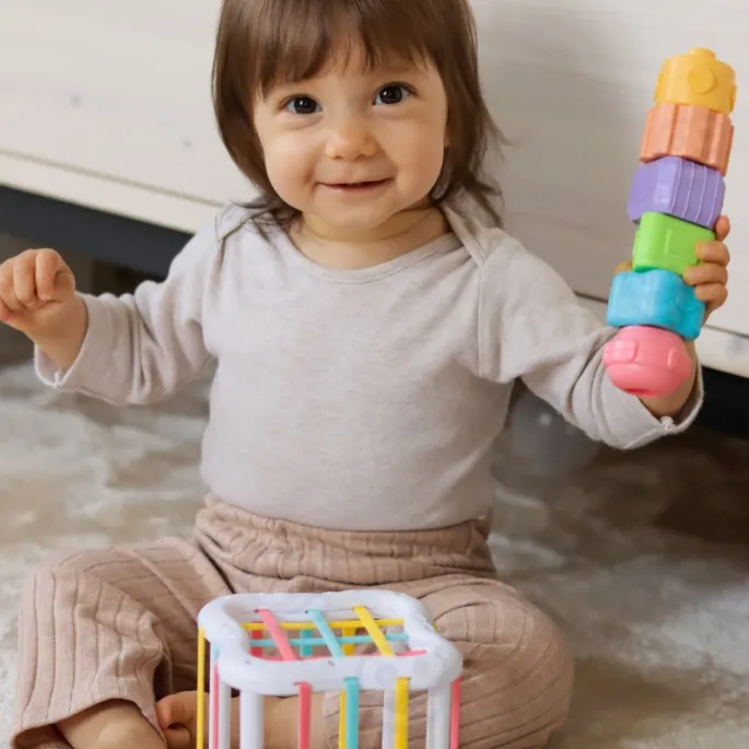 Zestaw 5 zabawek Montessori wspierających rozwój.