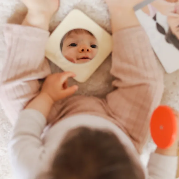 Kostka sensoryczna z kolorowymi blokami dla dzieci.