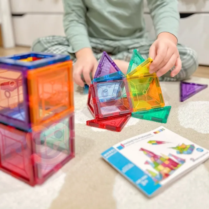 Dzieci bawią się klockami WOOPIE stymulując wyobraźnię