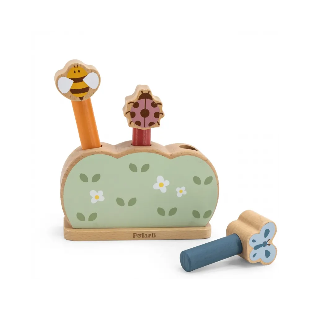 Zbliżenie na motylka, pszczółkę i biedronkę z zestawu VIGA PolarB