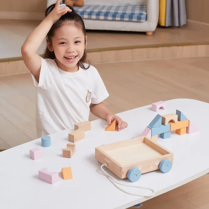 Bezpieczne drewniane klocki dla dzieci od 18. miesiąca