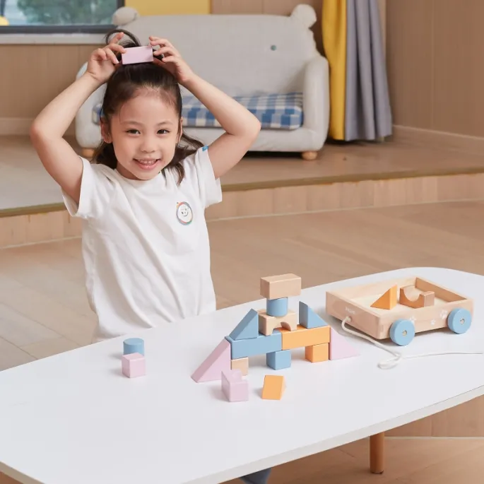 Stylowy wózek do zabawy z kolorowymi klockami