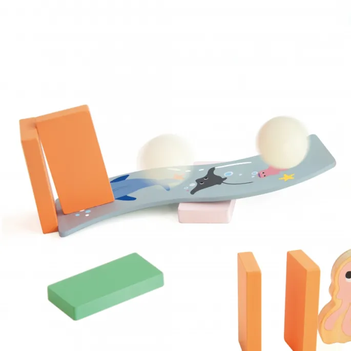 Logiczne układanie klocków drewnianych w różnych konfiguracjach