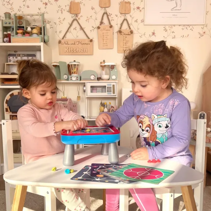 Rodzinne rozgrywki na wygodnym stoliku