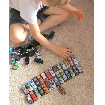 Wygodny kuferek z rączką na autka