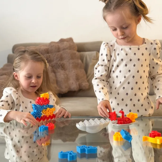 Dzieci bawią się w Balansujące Zwierzaki