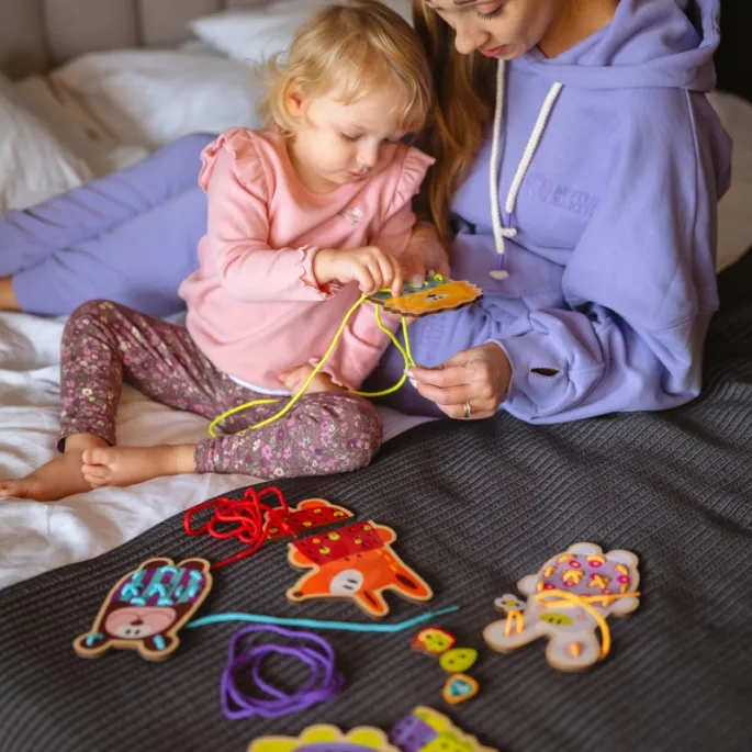 Kolorowe elementy do szycia i nawlekania dla maluchów