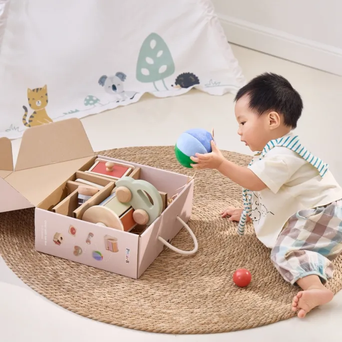 Drewniany samochodzik idealny do małych rączek dzieci.