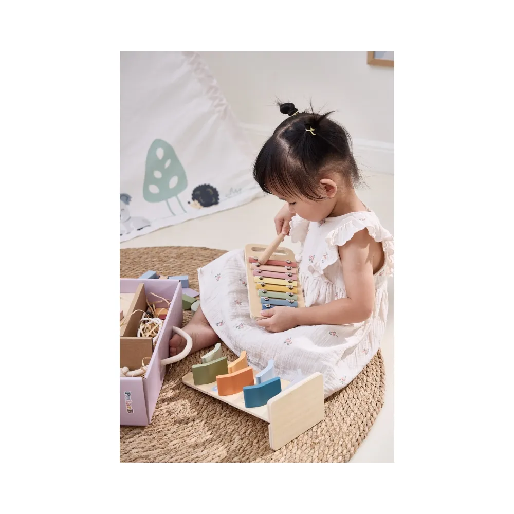 Zjeżdżalnia z samochodzikami rozwijająca koordynację ręka-oko