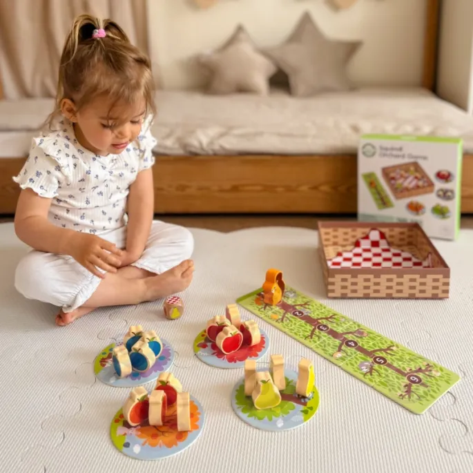 Drewniane elementy i przyjazna grafika na planszy.