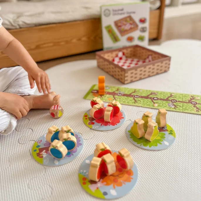 Grupa dzieci bawi się w Wiewiórkę w Sadzie.