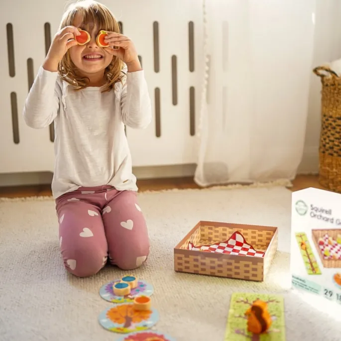 Dzieci rozwijają umiejętności podczas gry planszowej.