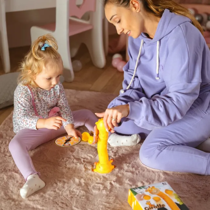 Wciągająca gra dla dzieci i dorosłych - Żyrafka z kubeczkami.