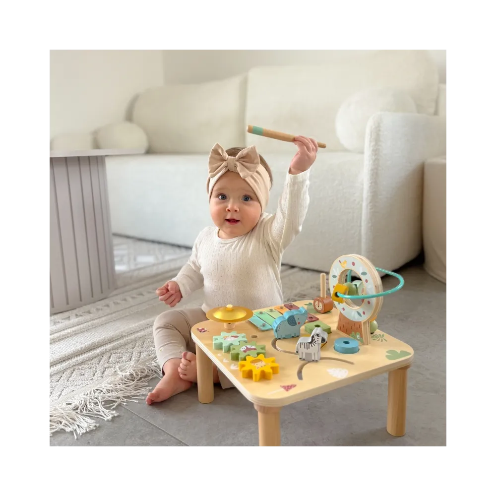 Stolik aktywności dla dzieci rozwijający zdolności manualne.