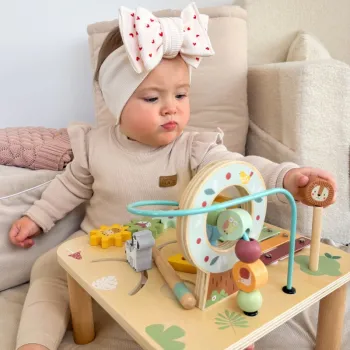 Bezpieczna zabawka edukacyjna z naturalnego drewna.