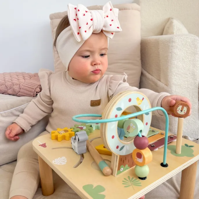 Bezpieczna zabawka edukacyjna z naturalnego drewna.