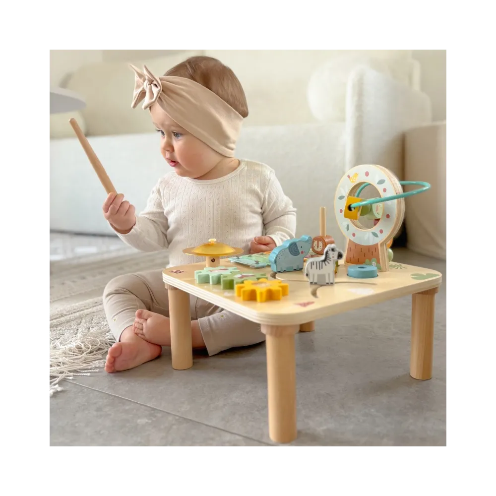 Pastelowy drewniany stolik dla maluchów od 18 miesięcy.