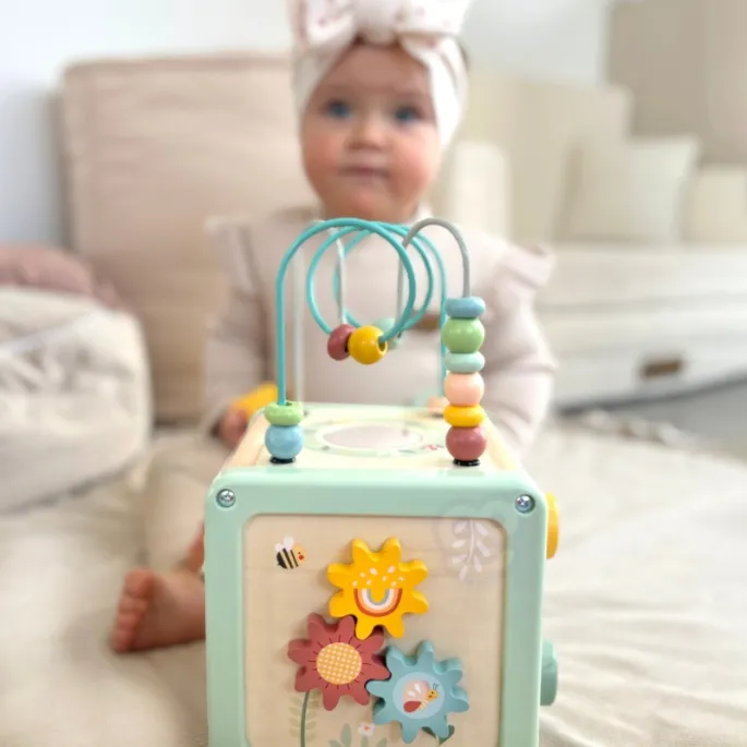 Interaktywne zębatki w kostce aktywności dla dzieci