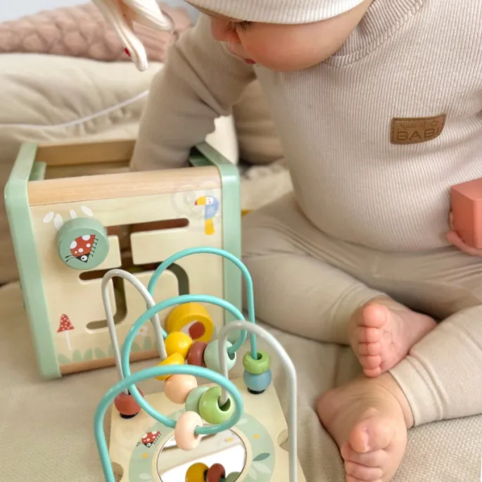 Kostka aktywności z labiryntem i kolorowymi koralikami