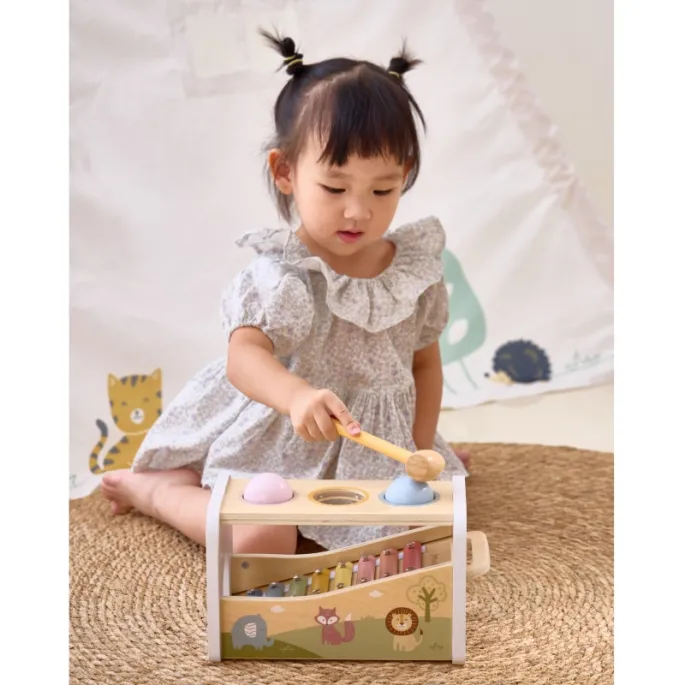 Radosna zabawa z drewnianymi instrumentami muzycznymi