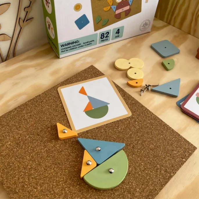 Dziecięca zabawka wspierająca manualne umiejętności.