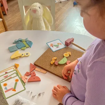 WOOPIE GREEN Drewniana Przybijanka z Młotkiem Układanka 20 wzorów 82 el.