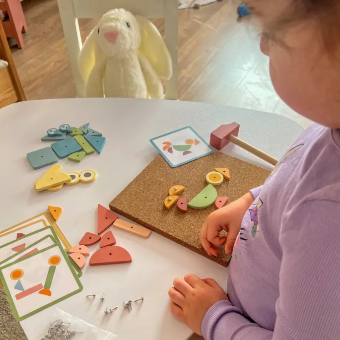 Bezpieczne, drewniane elementy w zestawie edukacyjnym.