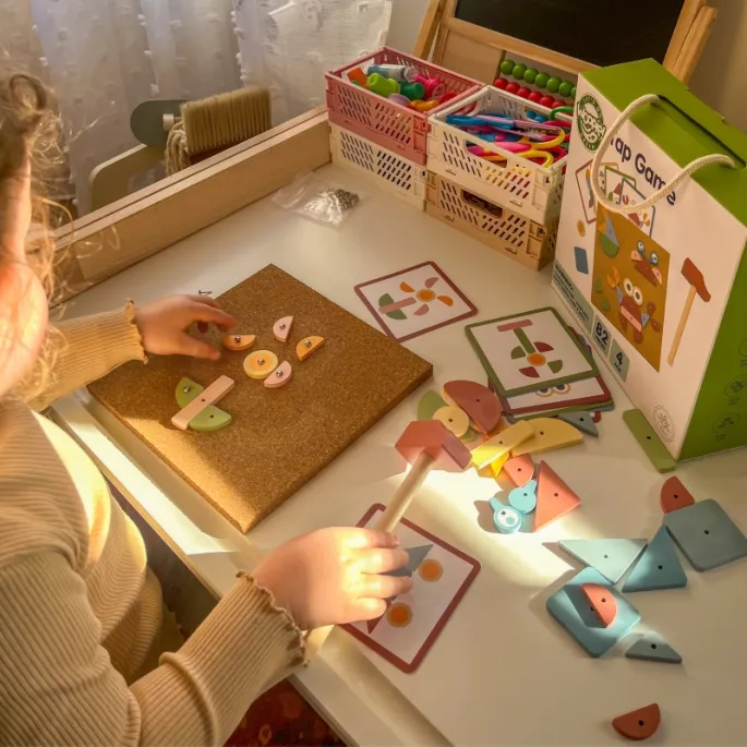 Korkowa tablica do przybijania klocków dla dzieci.