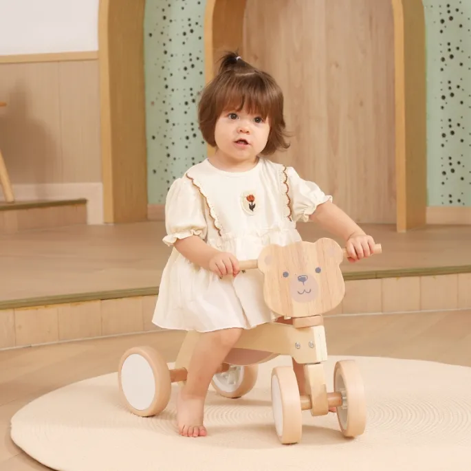 Drewniany pojazd z bloczką kierownicy i oparciem