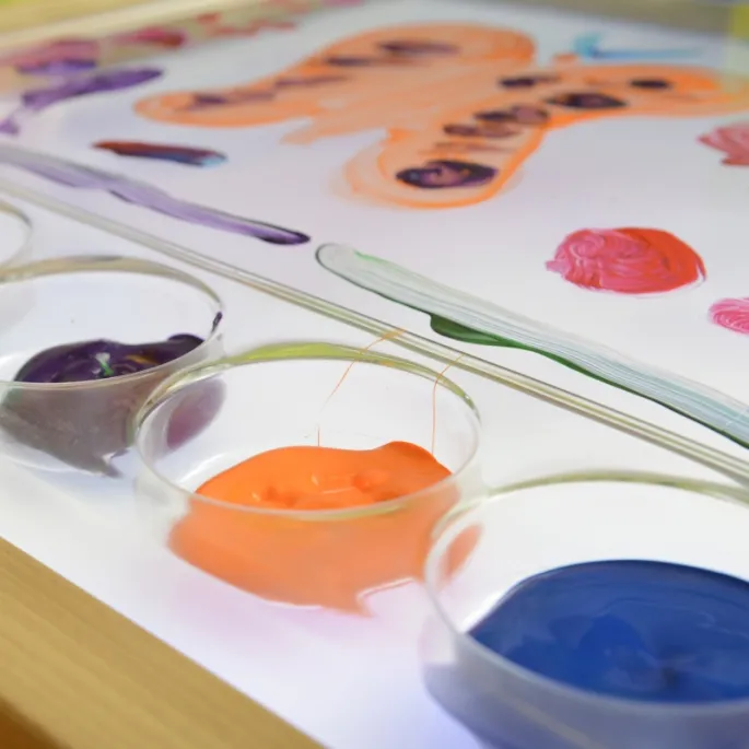 Drewniana rama sensoryczna z przezroczystą tacą