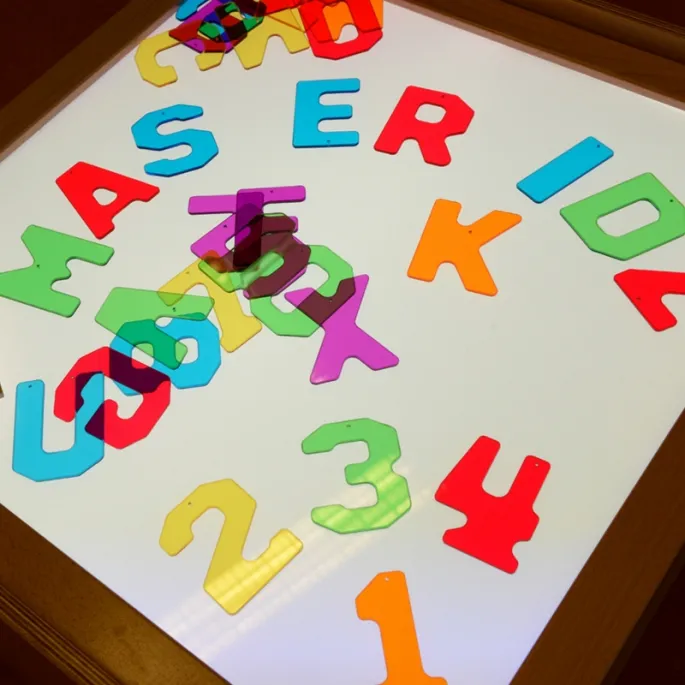 Drewniana skrzynia z efektem świetlnym dla małych odkrywców