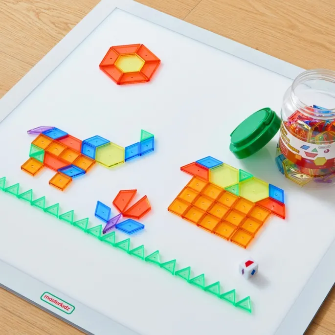 Panel sensoryczny dla dzieci z kolorowymi figurami