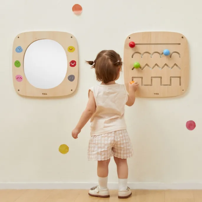 Zabawka drewniana do nauki emocjonalnej.