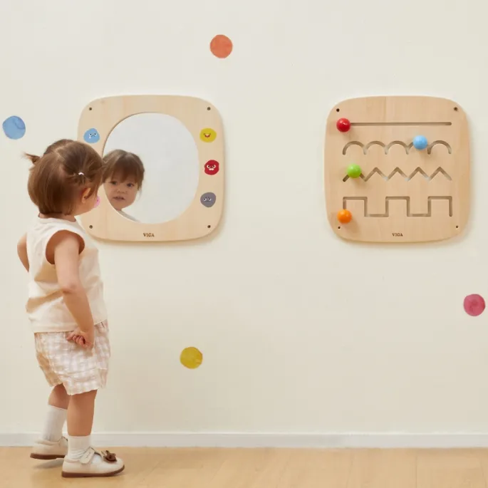 Interaktywna tablica z emocjami dla małych dzieci.