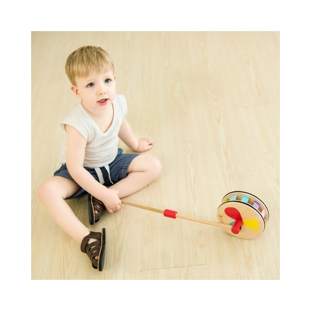 Tęczowy pchacz drewniany wspierający motorykę malucha