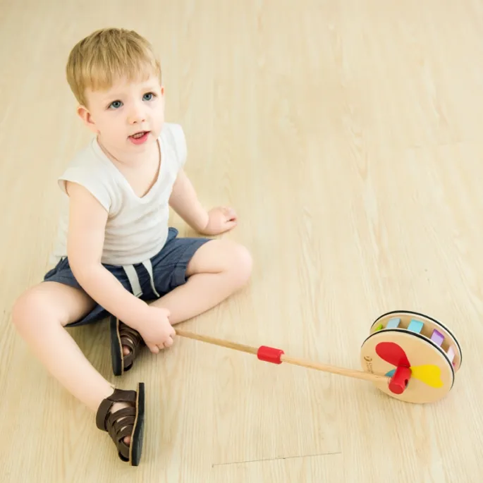 Tęczowy pchacz drewniany wspierający motorykę malucha