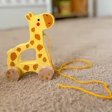 Stylowy prezent - drewniana żyrafka TOOKY TOY