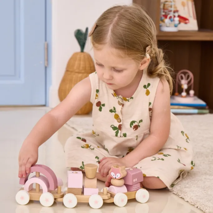 Drewniana kolejka wspierająca rozwój dziecka