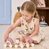 Drewniana kolejka wspierająca rozwój dziecka