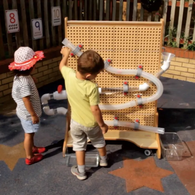 Drewniana tablica STEM na kółkach do zabawy