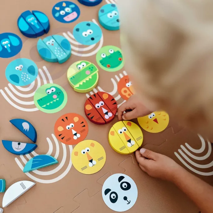 Gra planszowa z kolorowymi klockami dla maluchów