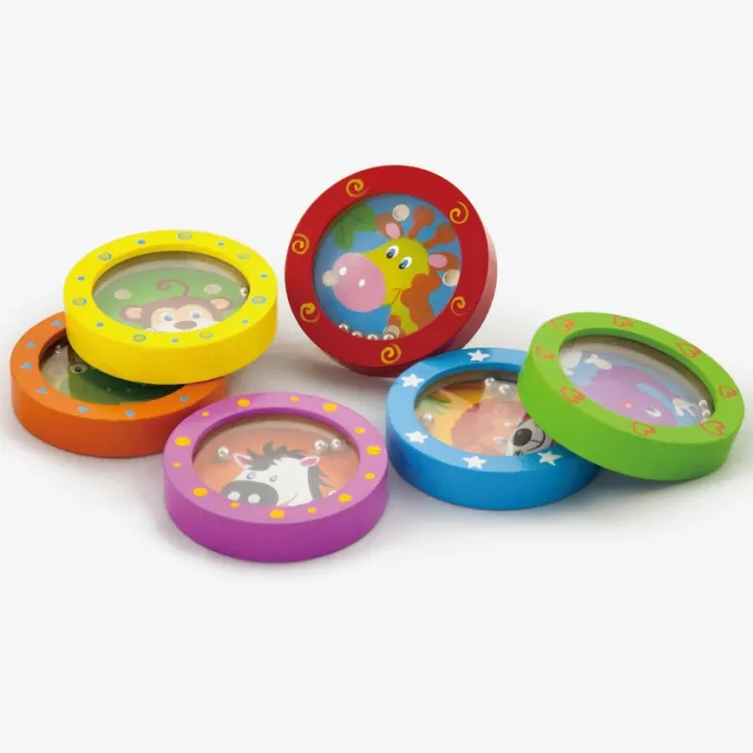 Kolorowe kulki w drewnianym labiryncie zwierząt