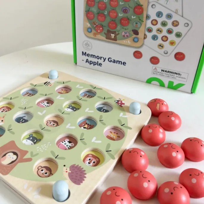 10 kart z motywami w grze pamięciowej Jabłuszka