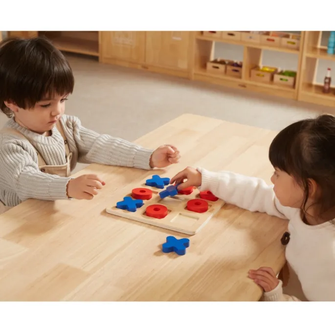 Kolorowe pionki X i O w grze