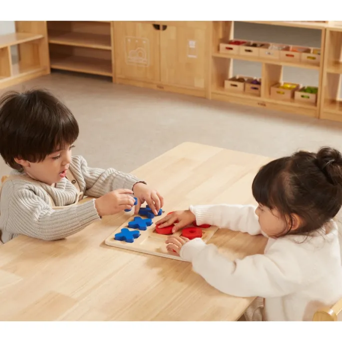 Przestronna plansza do gry w kółko i krzyżyk