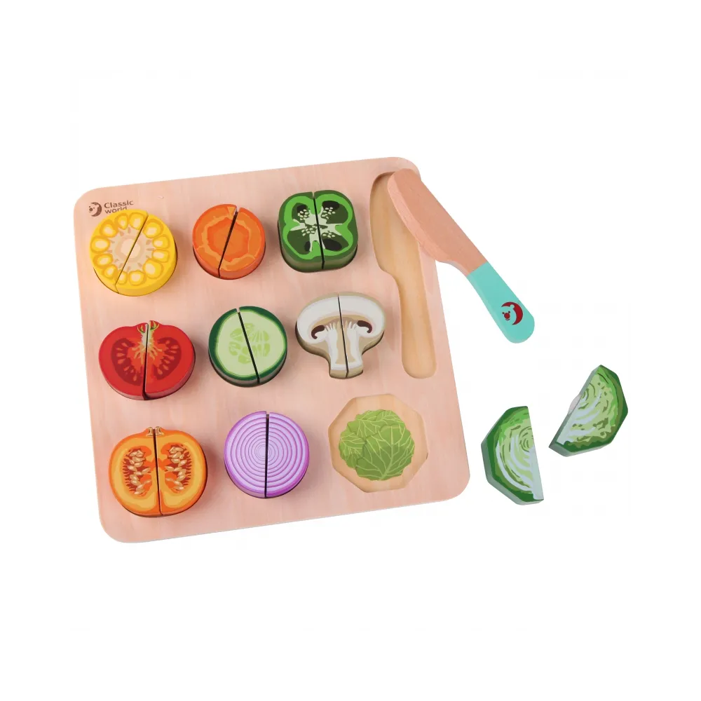 Deska do krojenia z drewnianym nożem i warzywami