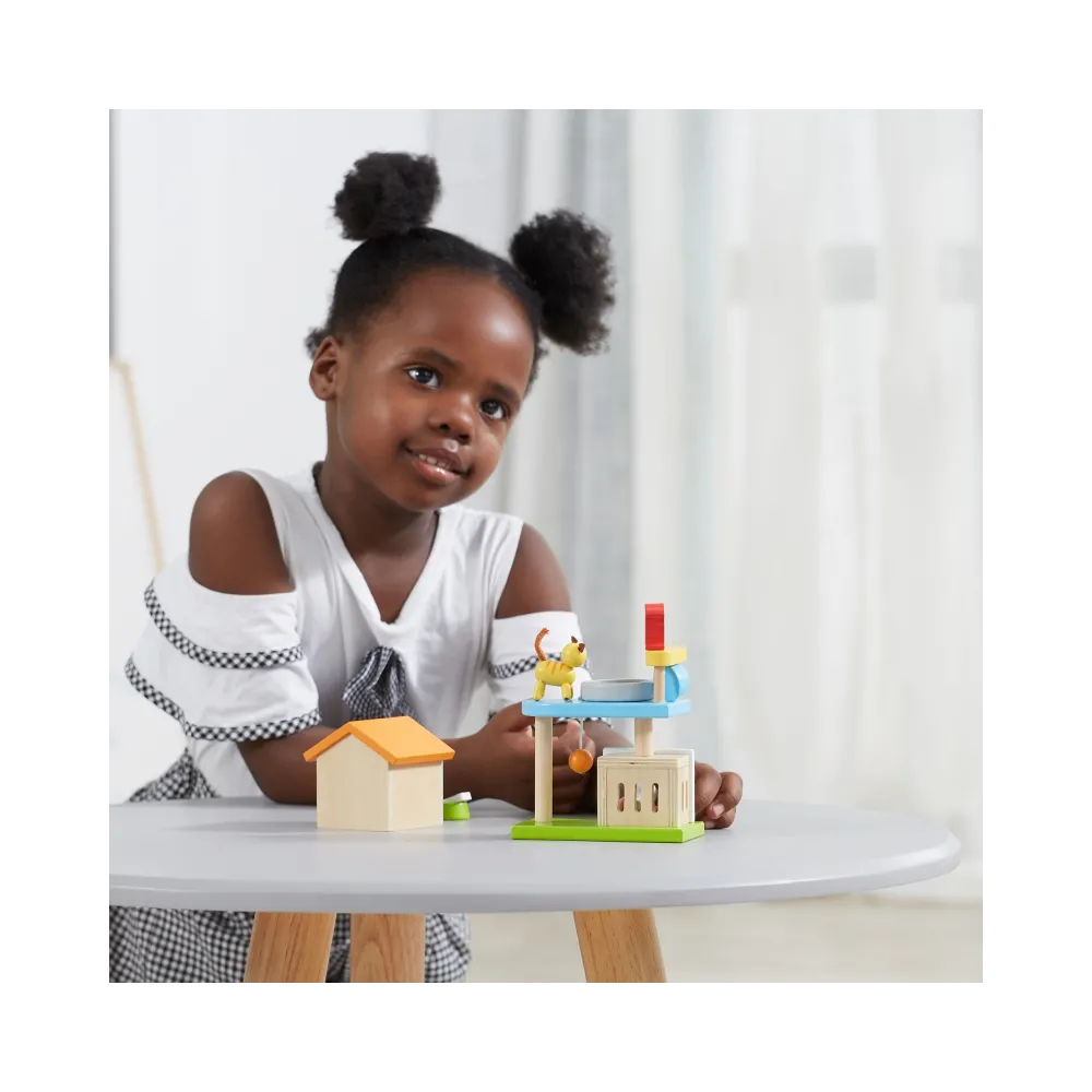 Drewniany plac zabaw z domkami i zwierzętami VIGA